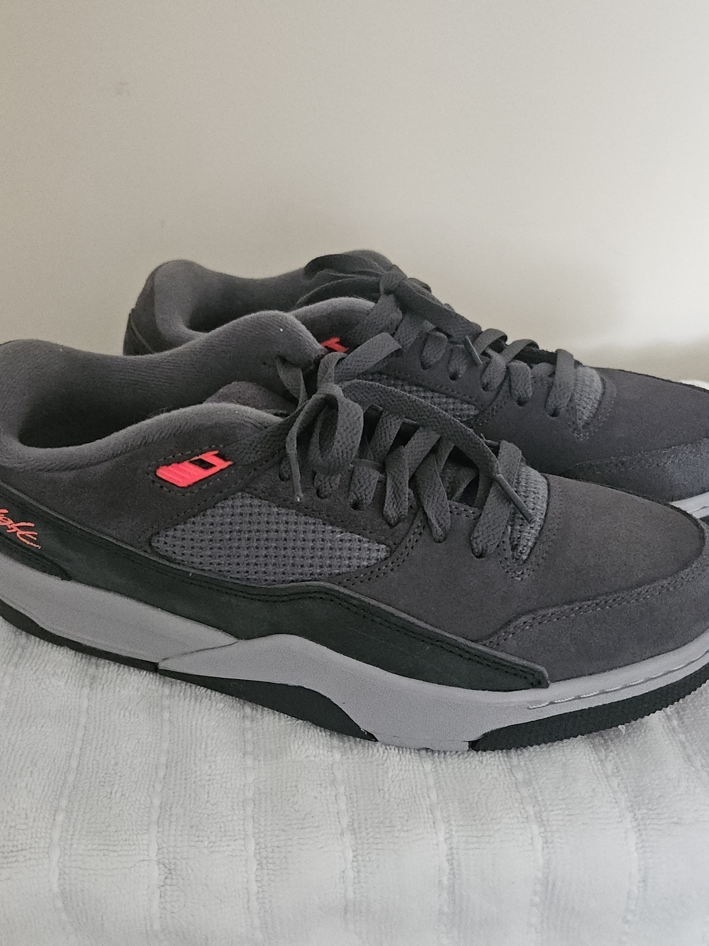 Jordan Flight Court Men’s Size 10 Low Top Dark Grey Infrared HF3255-003